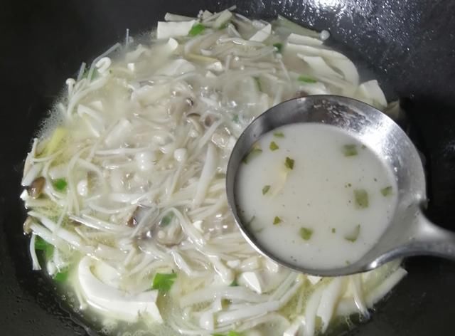 窍门|适合夏天喝的汤,豆腐三菌汤,三个窍门,鲜香嫩滑,好吃开胃下饭
