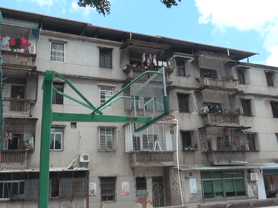  地重|摩托车车主路遇“飞来横祸”，脸朝地重摔倒地，隔着屏幕看着都疼