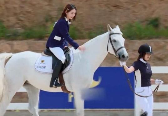  反感|孟美岐参加节目，见到蔡徐坤还90度鞠躬，蔡徐坤的反应让人反感