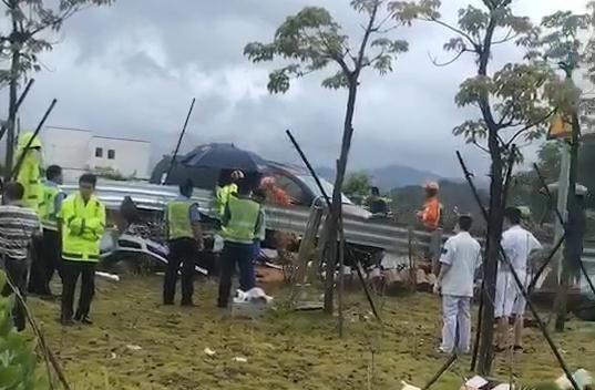  突发|突发！电白那霍发生一起车祸，两车相撞，车辆严重受损司机被困