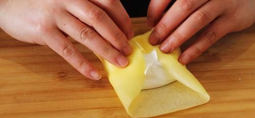 搅散|不需要用烤箱,教你做草莓班戟,比蛋糕店卖的还好吃,简单又好学