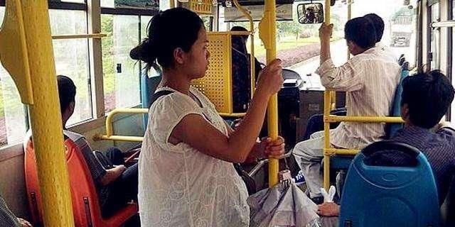把座位让|女孩给孕妇让座,反被大妈把座位抢走,女孩机智应对让人佩服