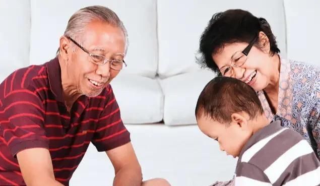 外孙|孙子和外孙的差别有多大?三位老人的回答太过真实,颠覆你的认知