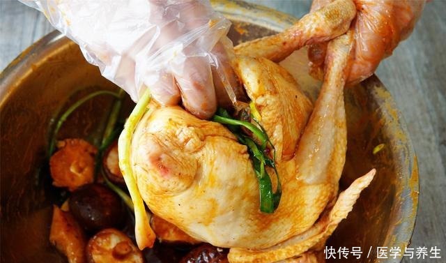 滴水|把整只鸡扔进电饭煲,不放1滴水和油,出锅香过吃烤鸡,太解馋了