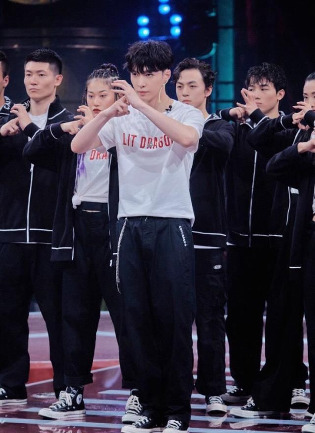  表现出色|张艺兴在《这就是街舞》中表现出色，作品“莲龙出海”创造奇迹