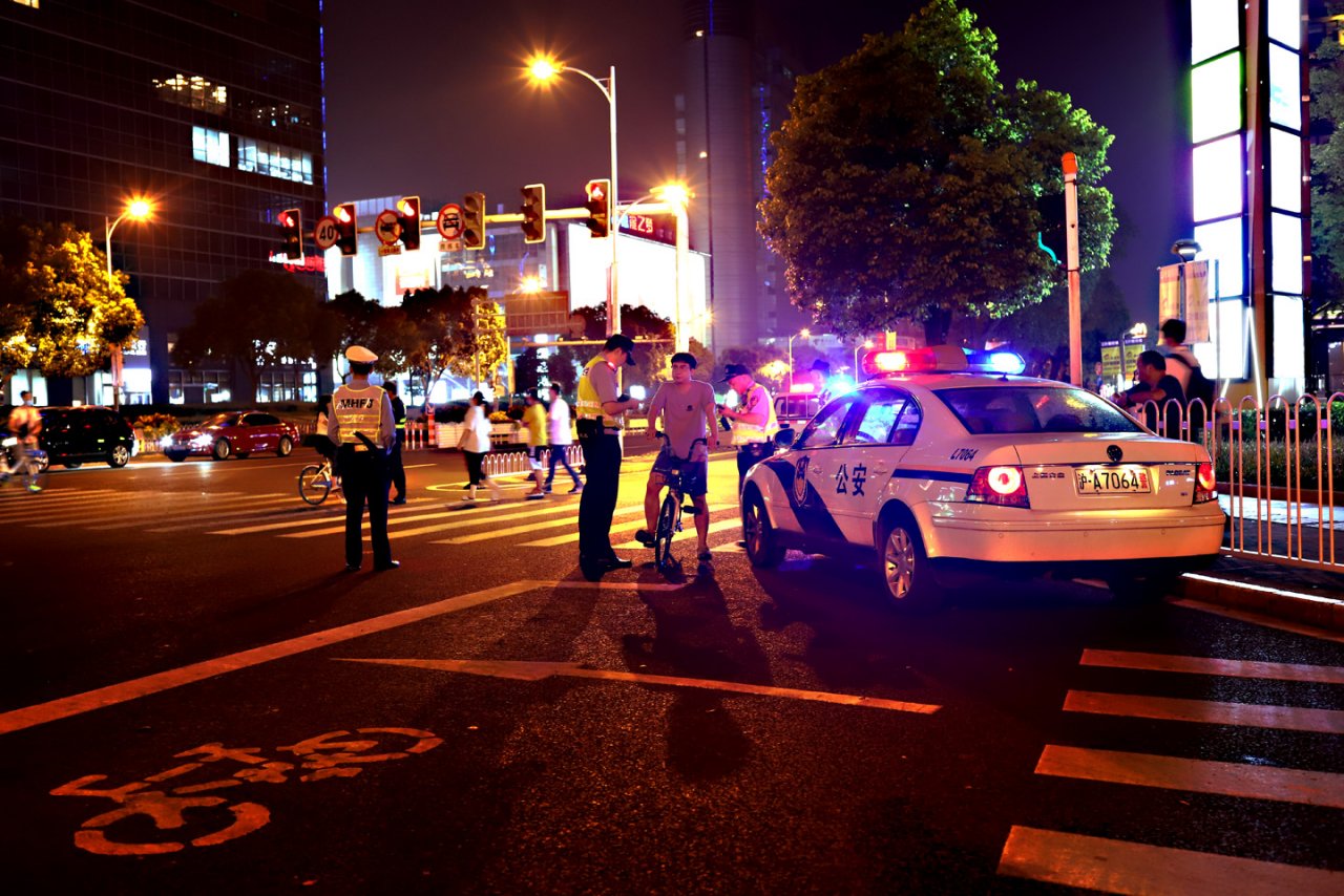 警察|闵行警察夏季勤务模式开启！居民阿姨说：他们一出来，小偷小摸都不敢出来啦