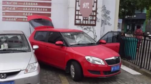  女司机|女司机倒车竟把自己压车底，又是怎么回事？