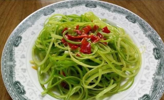 家常|小菜凉拌蒜苗丝,家常炖鲅鱼,素炒花生芽