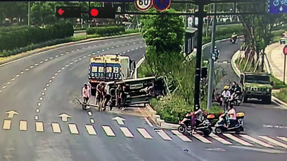  漏油|车辆侧翻，冒烟漏油，司机被压！又见飞奔而来的兵哥哥