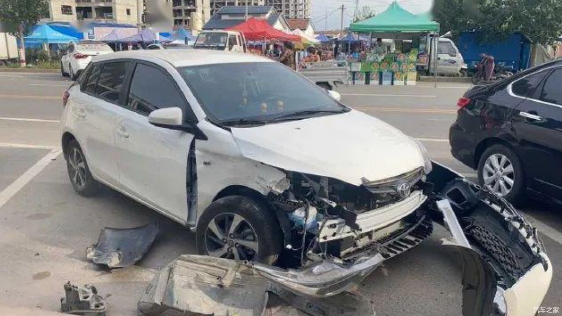 顺序|汽车停路边被撞,先报警还是先报车险?弄错顺序,或一分钱不赔