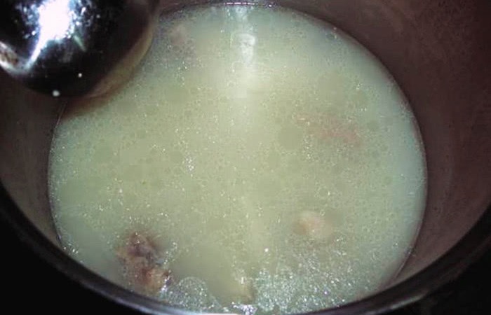 鸡架子|怎么把大骨汤熬成白色?大厨教你一招,汤色浓白鲜香,好看又好喝