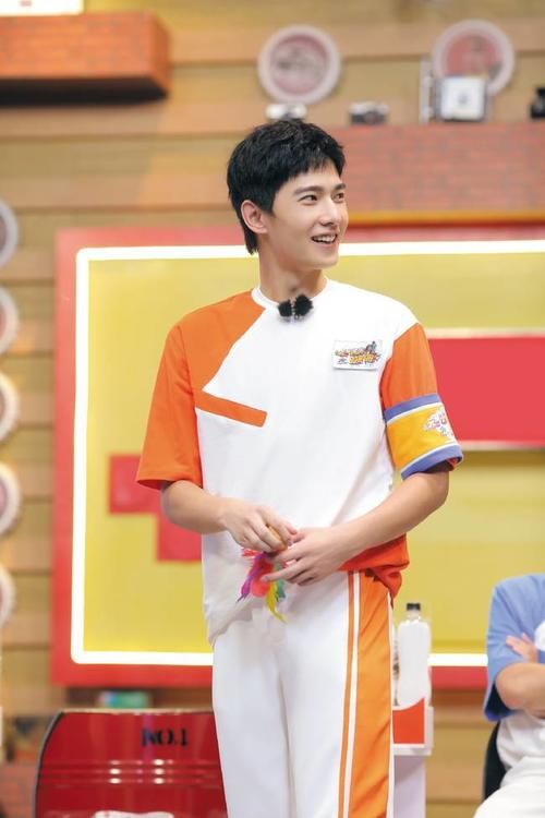  节目|杨洋特效妆助攻捉迷藏 《元气满满的哥哥》暖心长寿面送队友