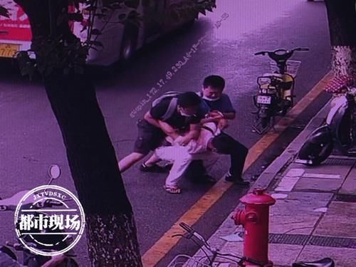  司机|天气炎热，司机给车窗留条缝，结果爬进去了一个活人！