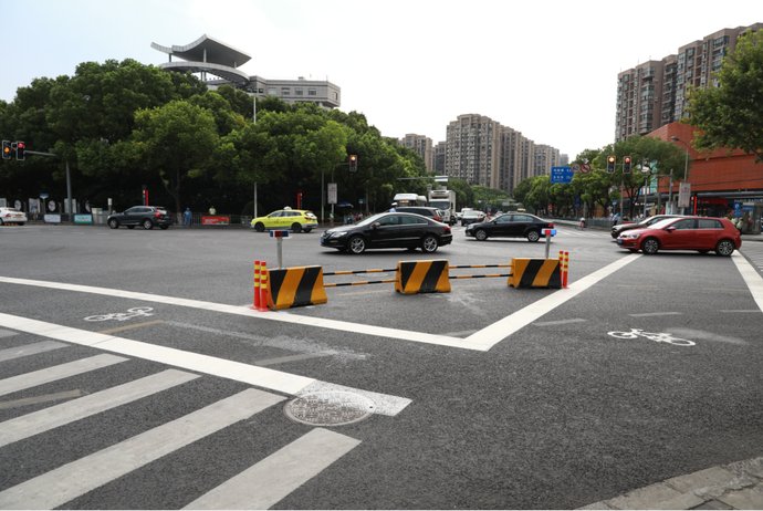 路口|人民日报点赞的同款斑马线，嘉定这个路口也有了！