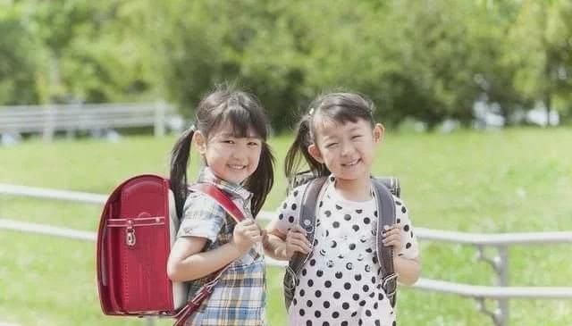 直呼|“高颜值”小男孩坐公交被偷拍,网友看后直呼阿姨等你长大