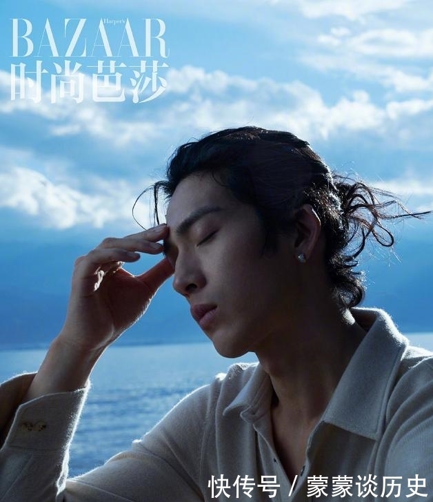 上演|井柏然大片超带感,穿白衬衫上演“湿身诱惑”,诠释自然与艺术感