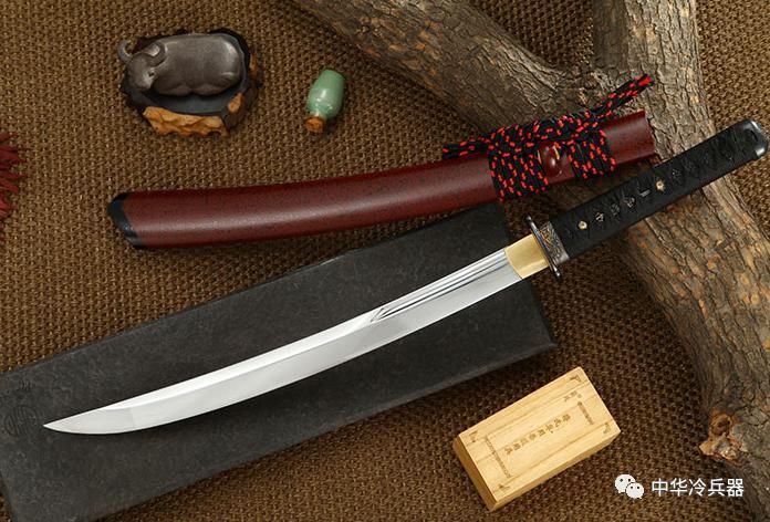 战场|从古代的战场利刃,到现在的杀伐利器,传统刀剑和现代短刀,你更喜欢哪种?