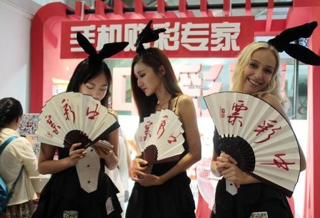 中国|南京“好闺蜜”双双喜中刮刮乐中国龙千元奖金