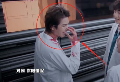  黄明昊|黄明昊遭NPC抹血喊委屈，“妈妈”杨幂贴心擦脸，画面太有爱