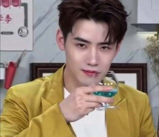  漱口水|R1SE趣事：周震南厕所吃播任豪品漱口水，夏之光要抢李佳琦饭碗？