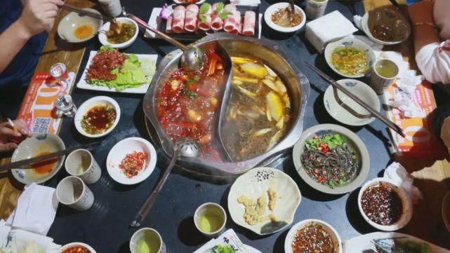 国庆|【六枝融媒】六枝人民品美食 庆国庆