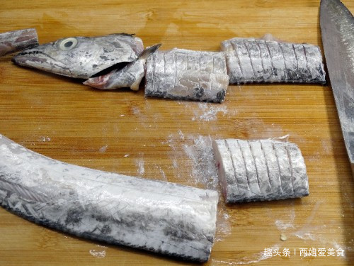 面粉|煎鱼时,有人抹姜汁,有人拍面粉,都不对!厨师长教你正确做法
