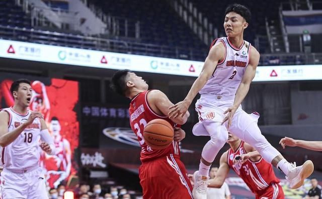  场比赛|易建联因伤离场仍贡献25+5，广东队进四强，球队有哪些亮点和不足