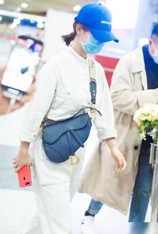 白色|杨紫参加完百花奖后，白色工装连体裤出镜，干净利落！