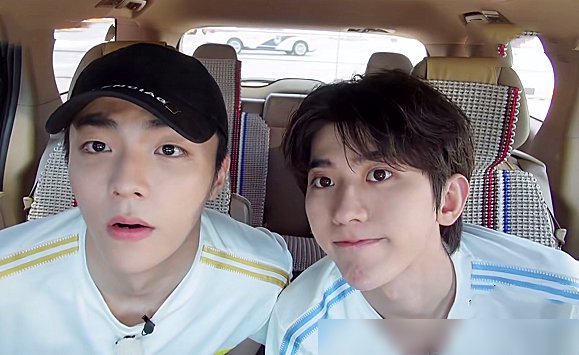  下意识|蔡徐坤陈立农一同乘车，两人下意识的举动，私下关系怎样太明显