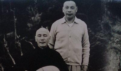  屁事|军官不识蒋经国！在饭馆闹事并说关你屁事，拿出一物品后直接怂了