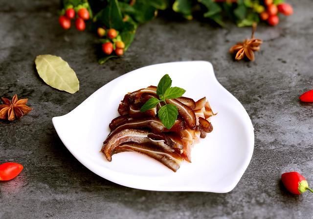 下酒|猪身上最脆爽的一块肉,简单卤一卤,下酒下饭还能美容养颜