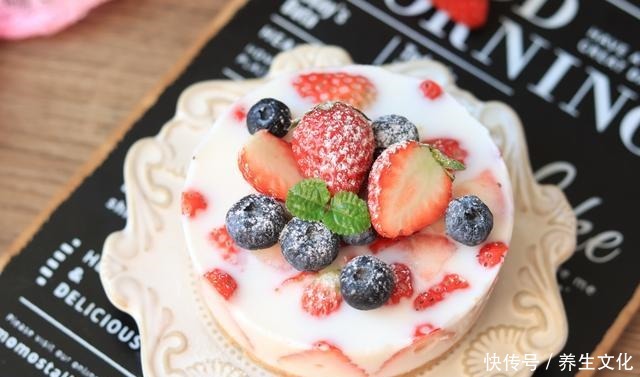 草莓|这蛋糕无需烤箱就能做,香甜嫩滑,入口即化,新手一次成功