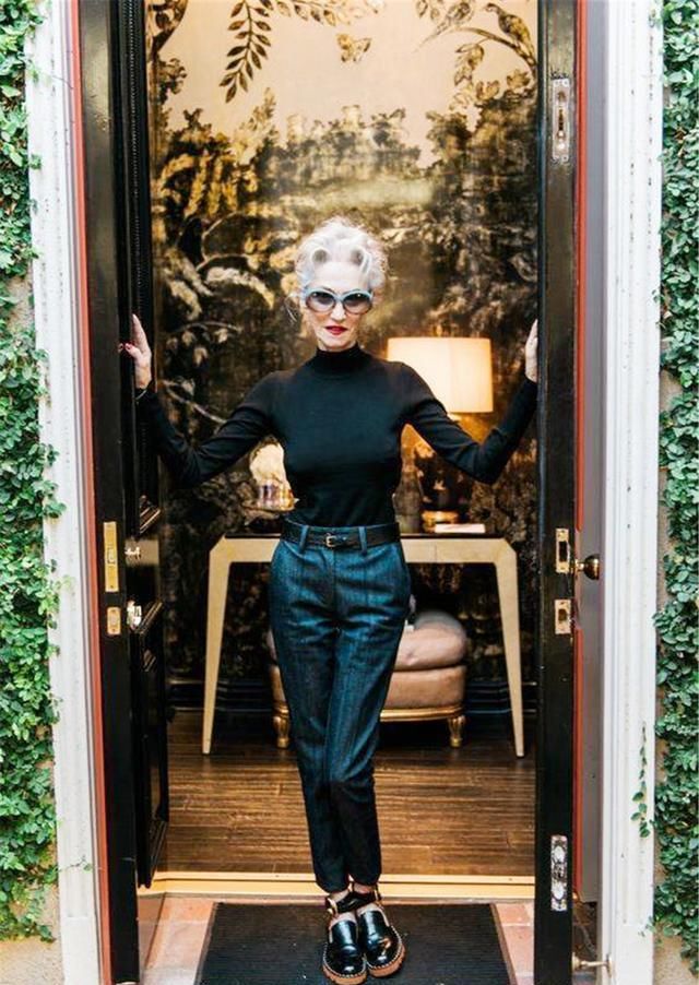  黑色|“最时髦老奶奶”走红，遛狗被抓拍成时尚达人，网友：穿得比我潮