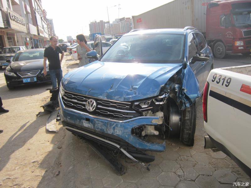  女司机|就是伸了一下手！女司机因此撞了18米栏杆！