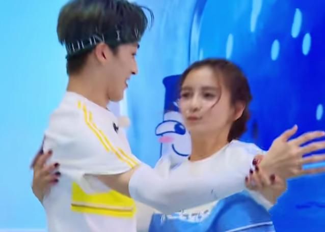  何洛洛|何洛洛baby撕名牌，谁注意他手抓的位置？这才是对姐姐的尊重