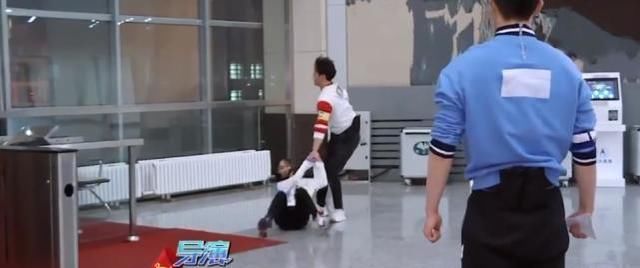 敬业|Baby有多敬业?玩游戏裙子被吹起一角!她的下意识动作堪称教科书