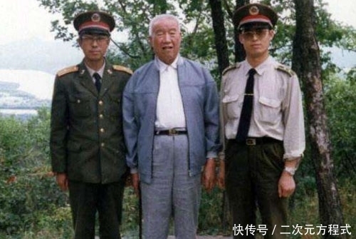 敌人|开国少将跳下悬崖,敌人怕他没死,又扔下去一颗手榴弹