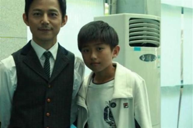  莉莉|难怪看蔡徐坤眼熟，原来8年前他就搭档“严莉莉”，网友：我眼拙