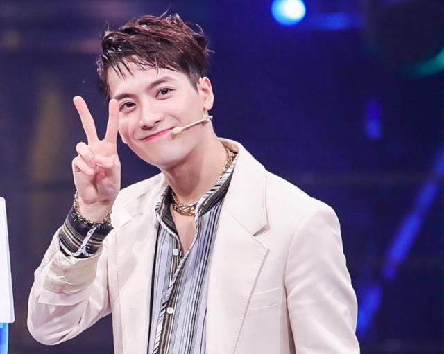  张艺兴|《街舞3》4位队长亮相发布会，造型搭配受关注，每一款都是新潮流