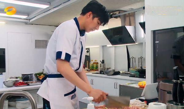  离开|中餐厅：赵丽颖替代黄晓明，刘宇宁雪中送炭，张亮借花献佛！