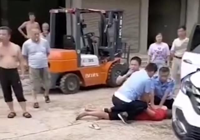 现场|江西一男子因纠纷持棍殴打一女子致死，抓捕现场画面曝光