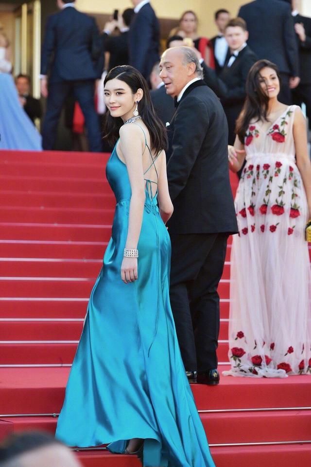 版型|奚梦瑶国外走红毯真拼，穿蓝色吊带连衣裙还高开叉，气场太强大