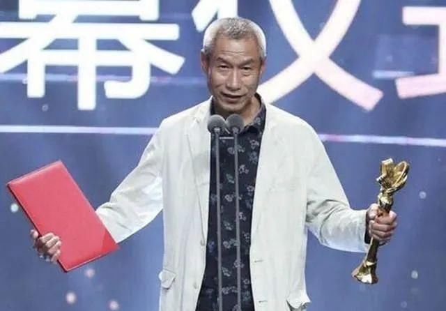  婚姻|62岁老戏骨约会长发清纯美女，单独吃饭同回酒店，30年婚姻有危机