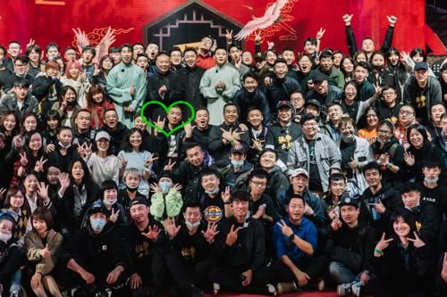  显出|《德云斗笑社》收官拍合照，谁注意严敏导演的位置？显出高情商