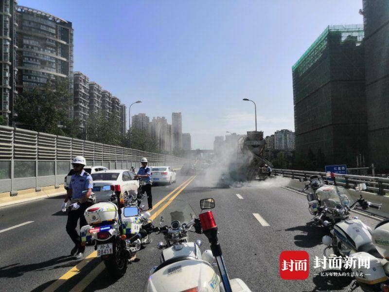  看着|看着都热！烈日当空搅拌车起火 交警赶到紧急灭火