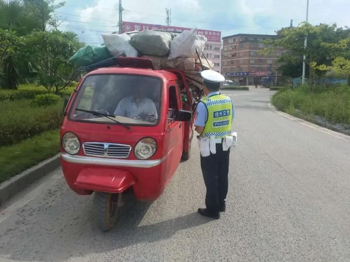  公安局交警|农村面包车丨别侥幸！超员“驶”不得，一个都不能多！