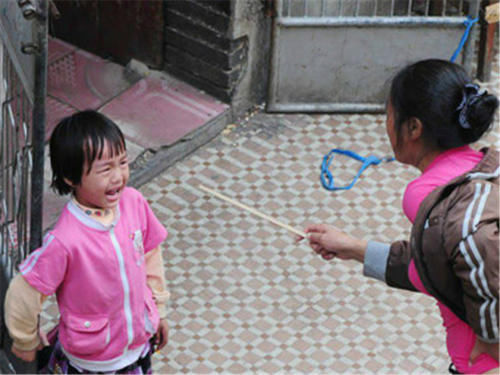  三轮车|熊孩子三轮车上胡闹，妈妈抬手就是揍，网友：颇有我当年风范！