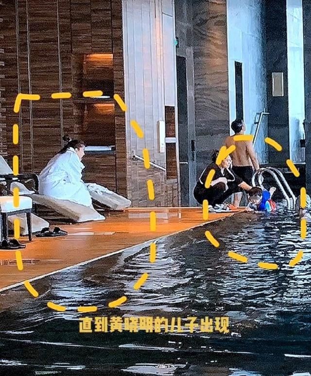 海绵|Baby穿浴袍看儿子游泳 小海绵正面曝光神似黄晓明