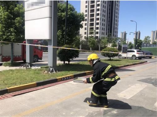  堪称|37度高温下，一台宝马在加油站漏油，民警的做法堪称教科书！