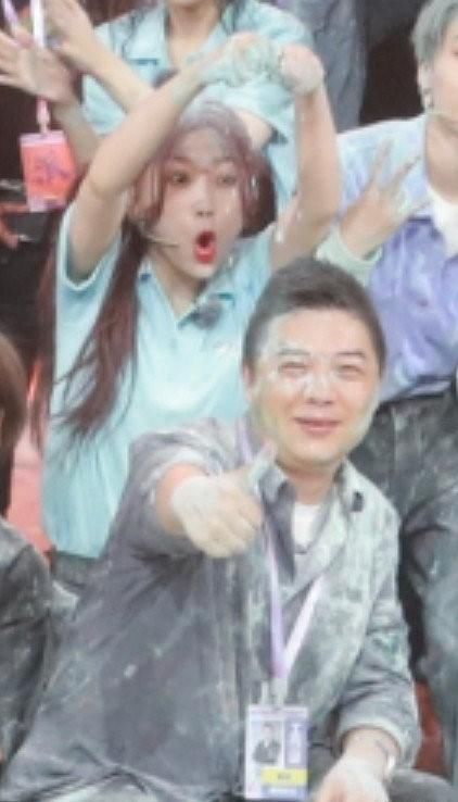  节目|THE9团综公开收官大合照，虞书欣给老板头上撒面粉，真是艺高人胆大